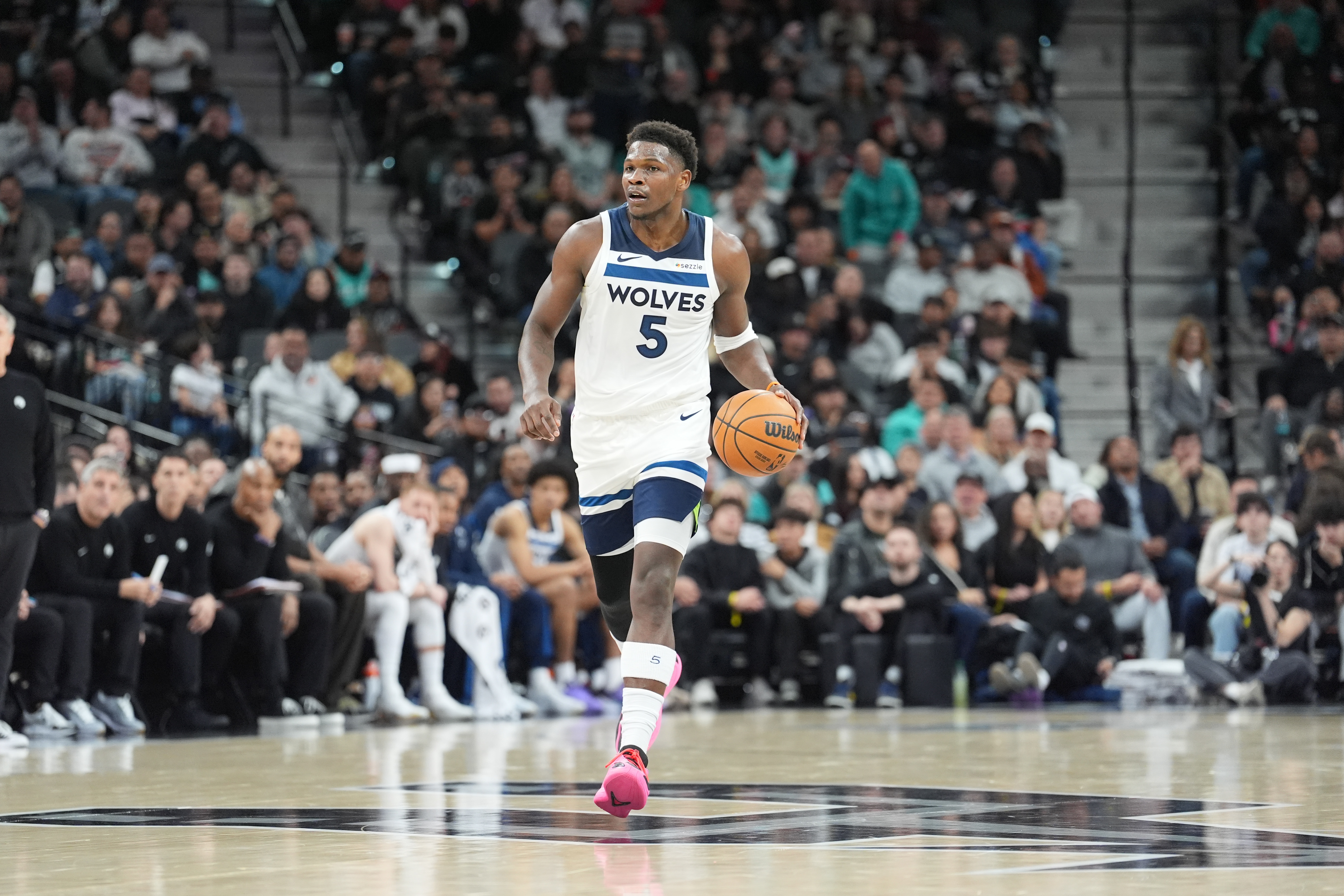 体育平台-绝平三分失手！爱德华兹25投仅9中拿到20分6板 三分8中1