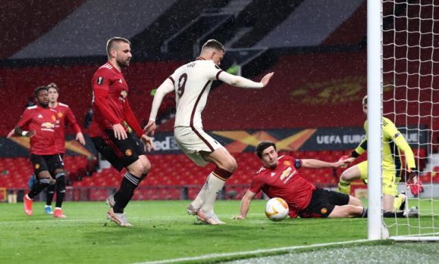 1619744104842042799.jpg edin-dzeko-is-officially-manchester-united-s-modern-day-nemesis-as-roma-demonstrator-makes-old-trafford-background-in-europa-organization-clash-1075072-780x470.jpg